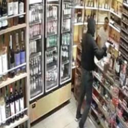 Maskeli 17 yaşındaki tetik&ccedil;inin tekel bayi baskını: Sandalyeli savunma hayat kurtardı