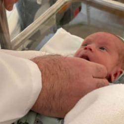 Milyonda bir g&ouml;r&uuml;l&uuml;yor! Diyarbakır'da doktorlar bebek i&ccedil;in zamanla yarıştı