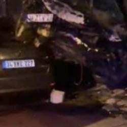 Otomobil ara&ccedil;ların &uuml;st&uuml;nden u&ccedil;up iş yerine girdi: Ka&ccedil;an s&uuml;r&uuml;c&uuml; yakalandı