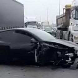 Tem Otoyolu'nda otopilotla giden Tesla'nın, ters istikamete daldığı anlar kamerada