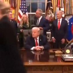 Oval Ofis'te gerginlik! Gelen soru Trump'ı &ccedil;ıldırttı: Gazetecileri dışarı &ccedil;ıkarttı