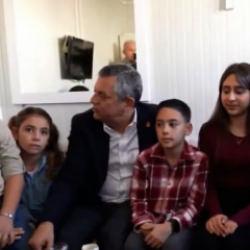 &Ouml;zg&uuml;r &Ouml;zel'den depremzede &ccedil;ocuk &uuml;zerinden &ccedil;irkin siyaset