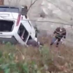 Rize'de kamyonet dereye yuvarlandı: 1 &ouml;l&uuml;, 1 yaralı