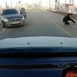 Rusya'da feci kaza: S&uuml;r&uuml;c&uuml; a&ccedil;ılan kapıdan yola savruldu