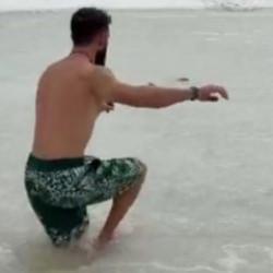 Sakarya'da dondurucu soğuğa meydan okudu: Buzu kırıp g&ouml;le girdi