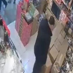 Sakarya'da asma tavan iş yeri sahibinin &uuml;zerine &ccedil;&ouml;kt&uuml;! Olay anı kamerada