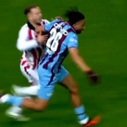Samsunspor - Trabzonspor ma&ccedil;ında tartışmalı pozisyon: Sarı kart &ccedil;ıktı