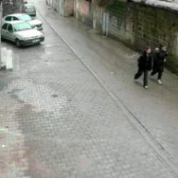 Şanlıurfa'da facianın eşiğinden d&ouml;n&uuml;ld&uuml;! Saniyelerle kurtuluş kamerada