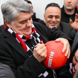 Serdal Adalı ile minik taraftar arasında g&uuml;l&uuml;mseten konuşma