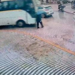 Servis minib&uuml;s&uuml;n&uuml;n &ccedil;arpıp s&uuml;r&uuml;klediği kadın kazayı ucuz atlattı