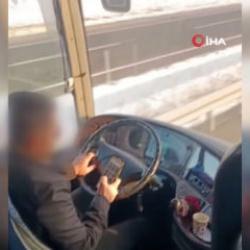 Sivas'ta meydana gelen kazada otob&uuml;s şof&ouml;r&uuml;n&uuml;n telefonla uğraştığı anlar kameraya yansıdı