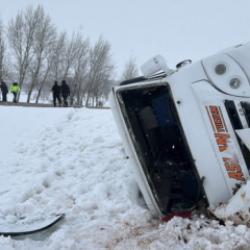 Sivas'ta &ouml;ğrenci servisi devrildi! Yaralılar var