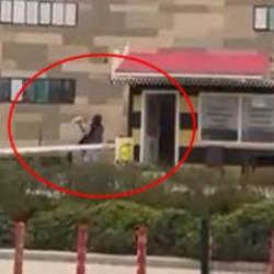 Taksiye binemeyen kadın, durak camlarını kırdı: O anlar kamerada