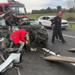 TEM'de otomobil tıra &ccedil;arptı: 1 &ouml;l&uuml;, 1 yaralı