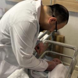 Tıp d&uuml;nyasını şaşırtan vaka! Anne karnında tespit edildi, doğduğu g&uuml;n kurtarıldı