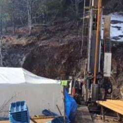 &Uuml;zerine kaya d&uuml;şen iş&ccedil;i &ouml;ld&uuml;