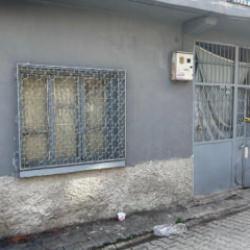 Eşini bı&ccedil;aklayarak &ouml;ld&uuml;rd&uuml;, cesedin başında ağlarken yakalandı