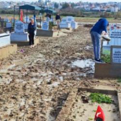 Adana'da kabirler &ccedil;&ouml;kt&uuml;: '&Ouml;l&uuml;lerimiz yerinde bile rahat etmiyor'