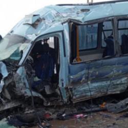 Yolcu minib&uuml;s&uuml; ile otob&uuml;s &ccedil;arpıştı: &Ccedil;ok sayıda yaralı var