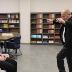 47 yıllık eşine sevgililer g&uuml;n&uuml; s&uuml;rprizi! T&uuml;rk&uuml; s&ouml;yleyip, zeybek oynadı