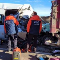 Kayseri'de &ouml;ğrenci servisi tıra ok gibi saplandı: 1 &ouml;l&uuml;, 7 yaralı