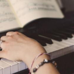 Psikolog Elif Zahide G&ouml;k a&ccedil;ıkladı: M&uuml;ziğin psikolojik etkileri nedir, telkin g&uuml;c&uuml; var mı?