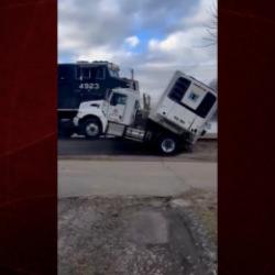 ABD'de korku dolu anlar: Trenin &ccedil;arptığı tır saniyeler i&ccedil;inde par&ccedil;alandı