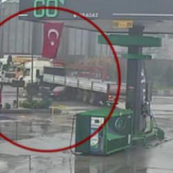 Akaryakıt istasyonunda korkun&ccedil; kaza: Otomobil TIR&rsquo;a &ccedil;arptı, o anlar kameraya yansıdı