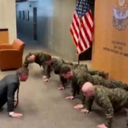 Amerikan el&ccedil;isi Mike Waltz, askerlerle şınav &ccedil;ekti