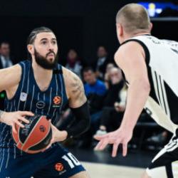 Anadolu Efes, İtalyan takımını farka boğdu