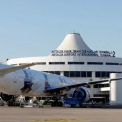 Antalya Havalimanı'nda korku dolu anlar! Kalkışta u&ccedil;ağın tekerleği kırıldı