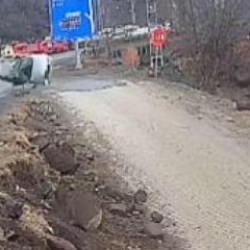 Artvin&rsquo;de otomobiliyle taklalar atan s&uuml;r&uuml;c&uuml; yaralandı