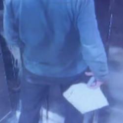 Asans&ouml;rde sigara i&ccedil;ip idrarını yapan kargocu g&ouml;zaltına alındı