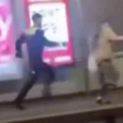 Baş&ouml;rt&uuml;l&uuml; kadını kovalayan Hollandalı polis yere kapaklandı