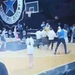 Bulgar veli T&uuml;rk basketbolcuya saldırmak i&ccedil;in parkeye atladı