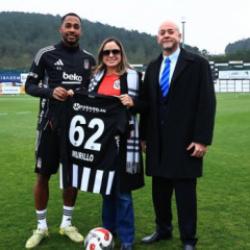 B&uuml;y&uuml;kel&ccedil;iden Beşiktaş'a ziyaret! Panamalı oyuncunun forması hediye edildi