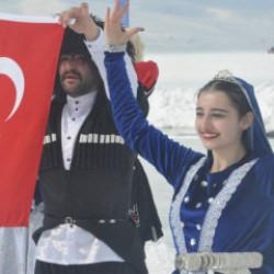 Buz &uuml;zerinde nefes kesen festival: &Ccedil;ıldır G&ouml;l&uuml; Buz Şenliği renkli g&ouml;r&uuml;nt&uuml;lere sahne oldu