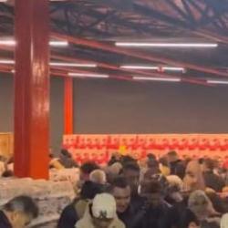 100 TL&rsquo;lik indirim izdihamı: Birbirlerini ezdiler