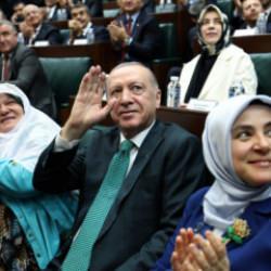 Cumhurbaşkanı Erdoğan'dan destek! Zeynep G&uuml;neş 100 t&uuml;lbentli kadınla Meclis'te