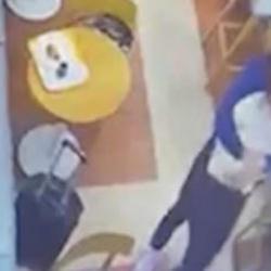 İstanbul Havalimanı'nda garsonun hayat kurtaran Heimlich m&uuml;dahalesi kamerada