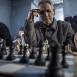 Erzurumlu satran&ccedil; tutkunu amcalar: Namaz vakitleri hari&ccedil; t&uuml;m saatlerde buradayız