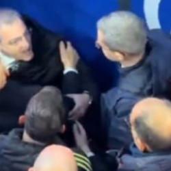 Eski Fenerbah&ccedil;eli Comolli kontrol&uuml; kaybedip hakemin &uuml;st&uuml;ne y&uuml;r&uuml;d&uuml;