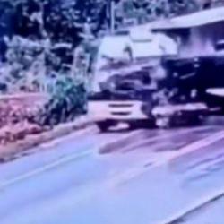 Feci kaza! Kamyon s&uuml;r&uuml;c&uuml;s&uuml; olay yerinde can verdi