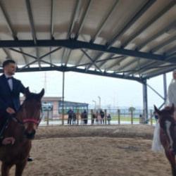 Gelin ata bindi, evet dedi! Esenyurt'ta atas&ouml;z&uuml; ger&ccedil;eğe d&ouml;n&uuml;şt&uuml;