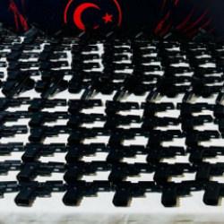 G&uuml;vercin k&uuml;mesinde 124 ruhsatsız tabanca ele ge&ccedil;irildi; 3 g&ouml;zaltı
