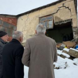 Hakkari'de kış ortasında toprak evi &ccedil;&ouml;ken yaşlı kadına devlet eli