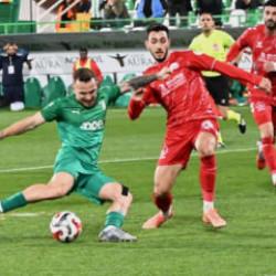 Heyecan son saniyeye kadar s&uuml;rd&uuml;! 7 goll&uuml; d&uuml;elloyu kazanıp yarıştan kopmadılar