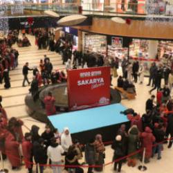 İndirim i&ccedil;in geceden &ccedil;adır kurup 8 saat yağmur altında beklediler