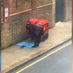 İngiltere bu g&ouml;r&uuml;nt&uuml;leri konuşuyor! Sokakta namaz kılan postacıya hayran kaldılar