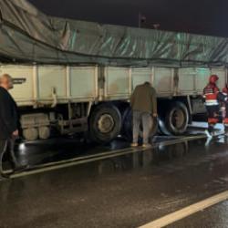 İstanbul'da karşıya ge&ccedil;mek isteyen kadın kamyonun altında kaldı